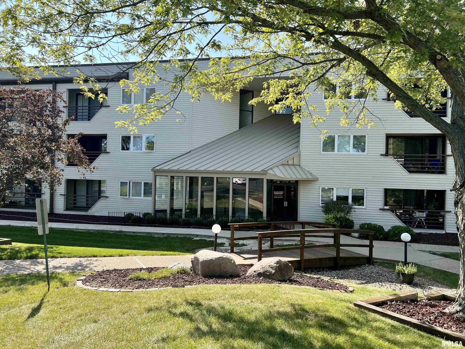 Property Photo:  2701 W Willowlake 54  IL 61614 