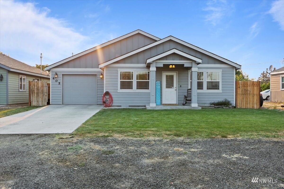 Property Photo:  405 S Oak  WA 98857 