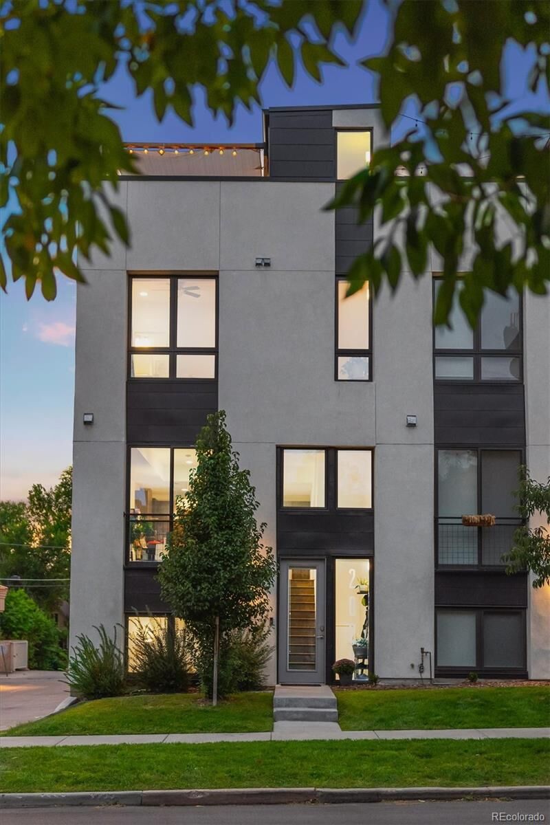 Property Photo:  2021 S Marion Street  CO 80210 