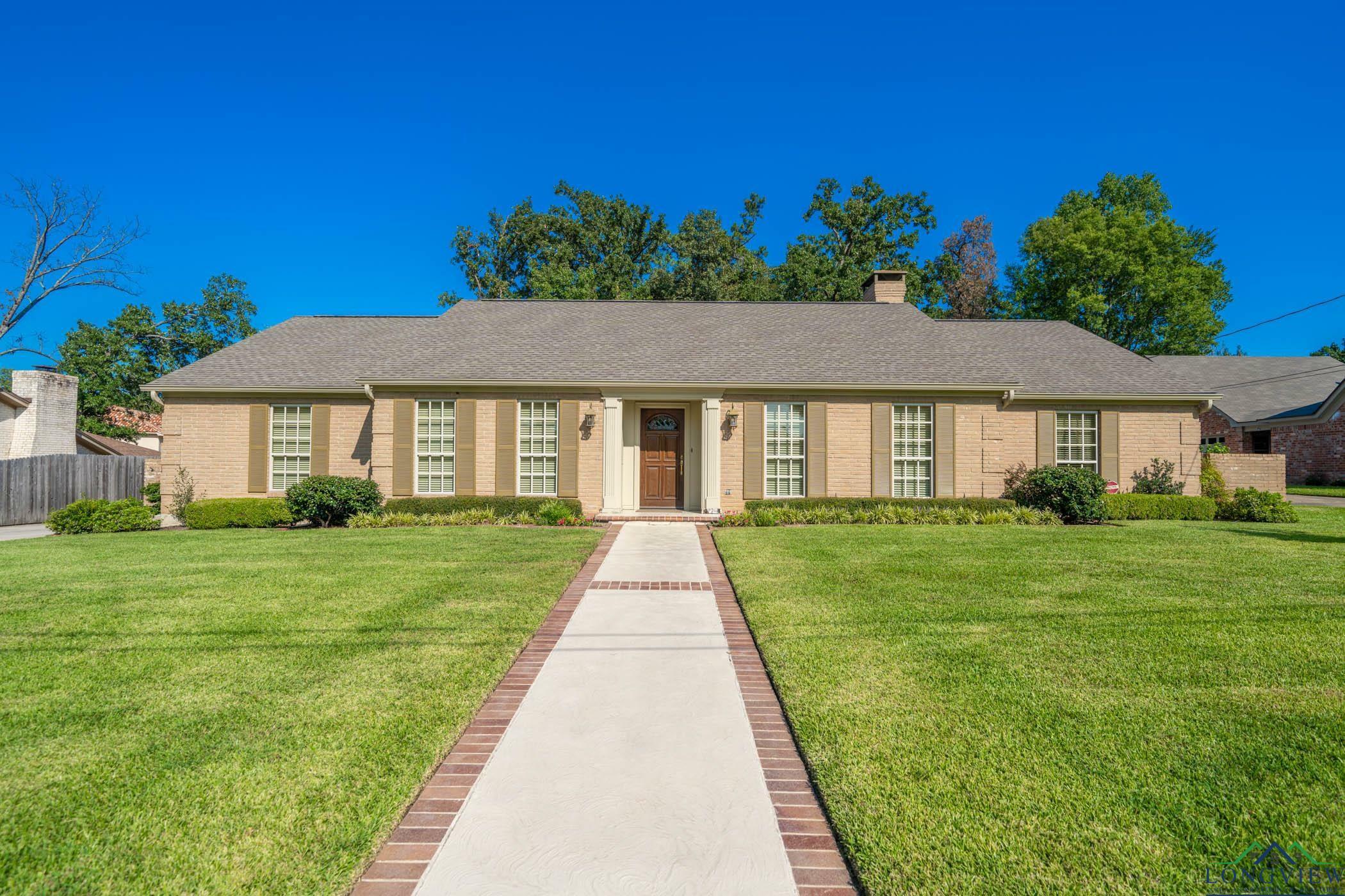 Property Photo:  2010 Warwick Circle E  TX 75601 