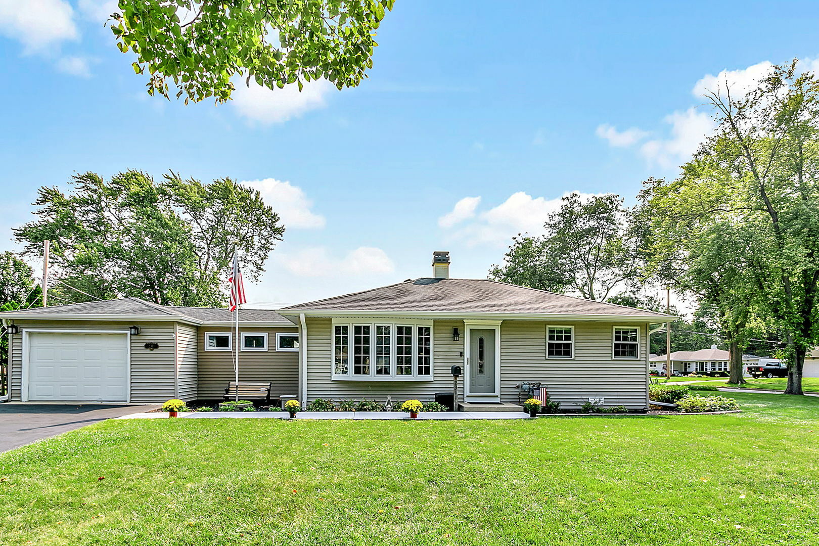 Property Photo: 2311 Sigwalt Street IL 60008