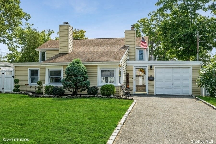 Property Photo:  68 Pennsylvania Avenue  NY 11758 