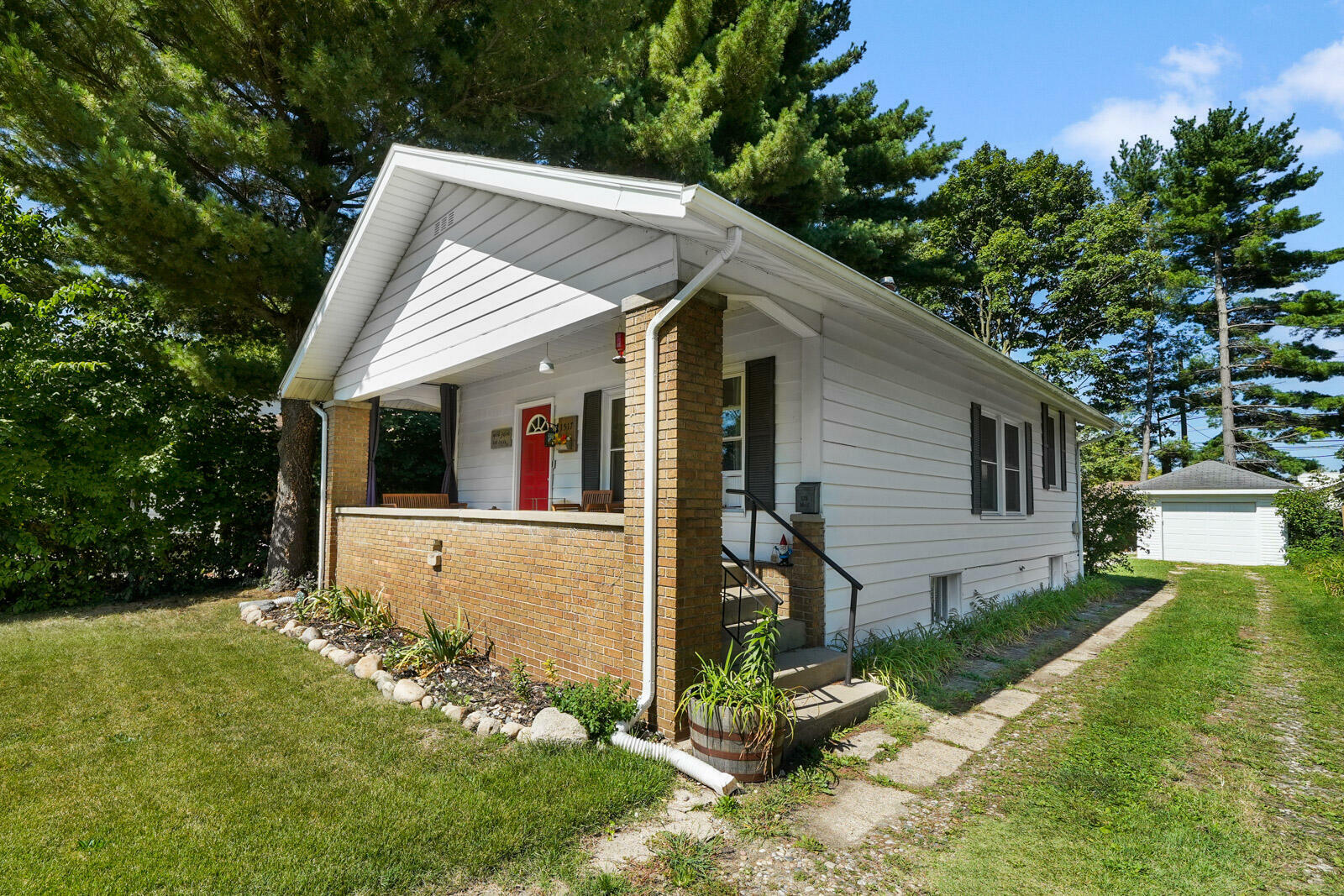 Property Photo: 1517 Clarendon Avenue MI 49120