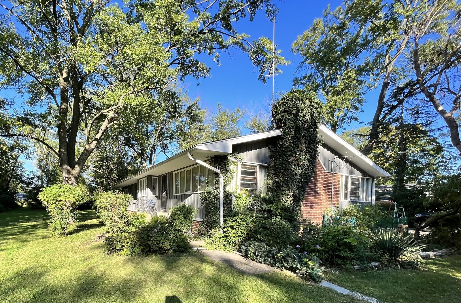 Property Photo: 470 Bellaire Avenue IL 60016