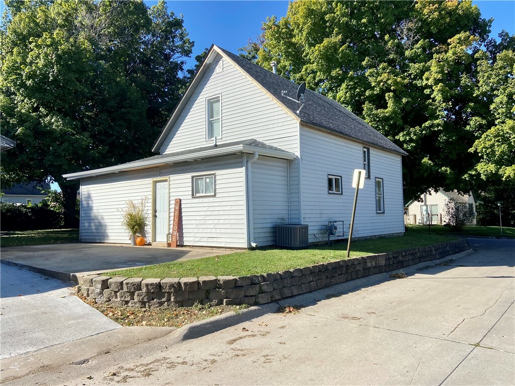 Property Photo:  317 N 3rd Street  IA 50138 