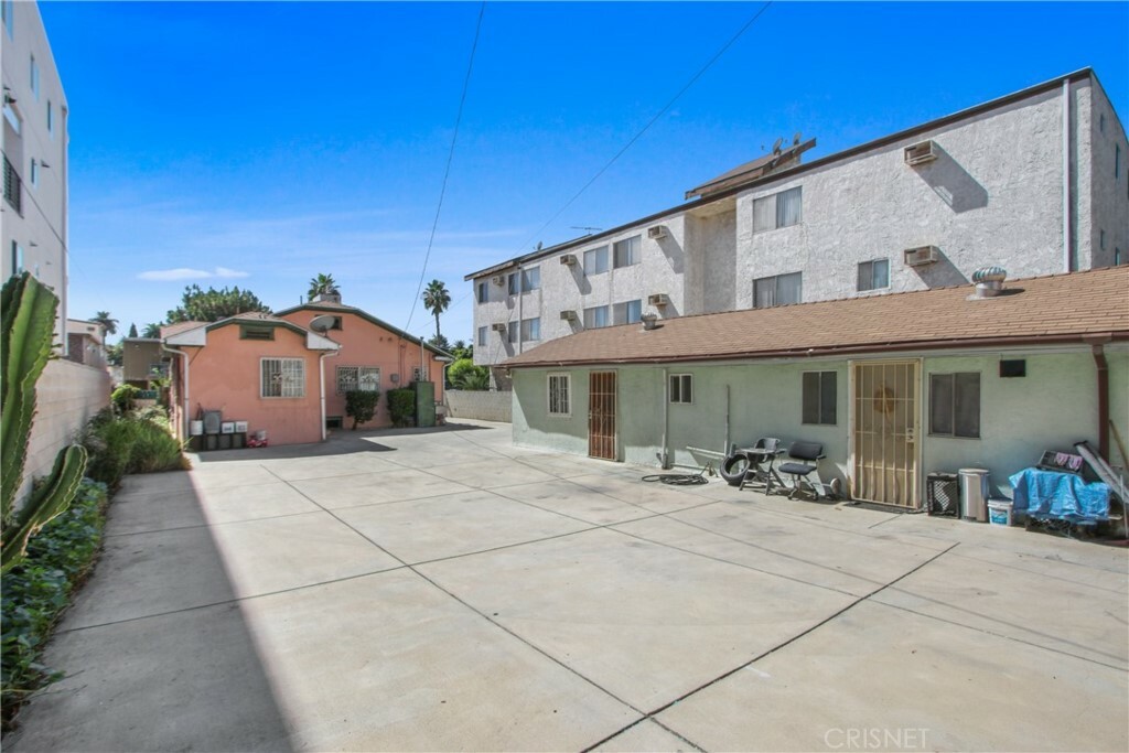 Property Photo:  14833 Victory Boulevard  CA 91411 