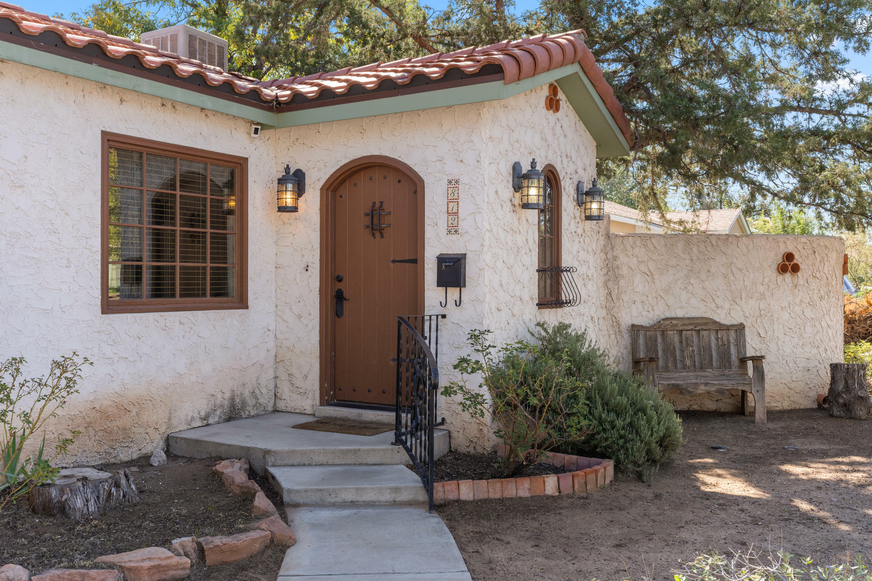 Property Photo:  812 Carlisle Boulevard NE  NM 87106 