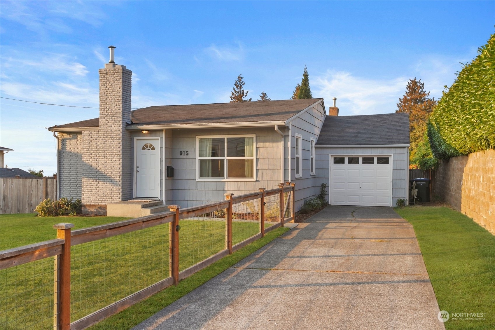 Property Photo:  915 Maple Street  WA 98020 