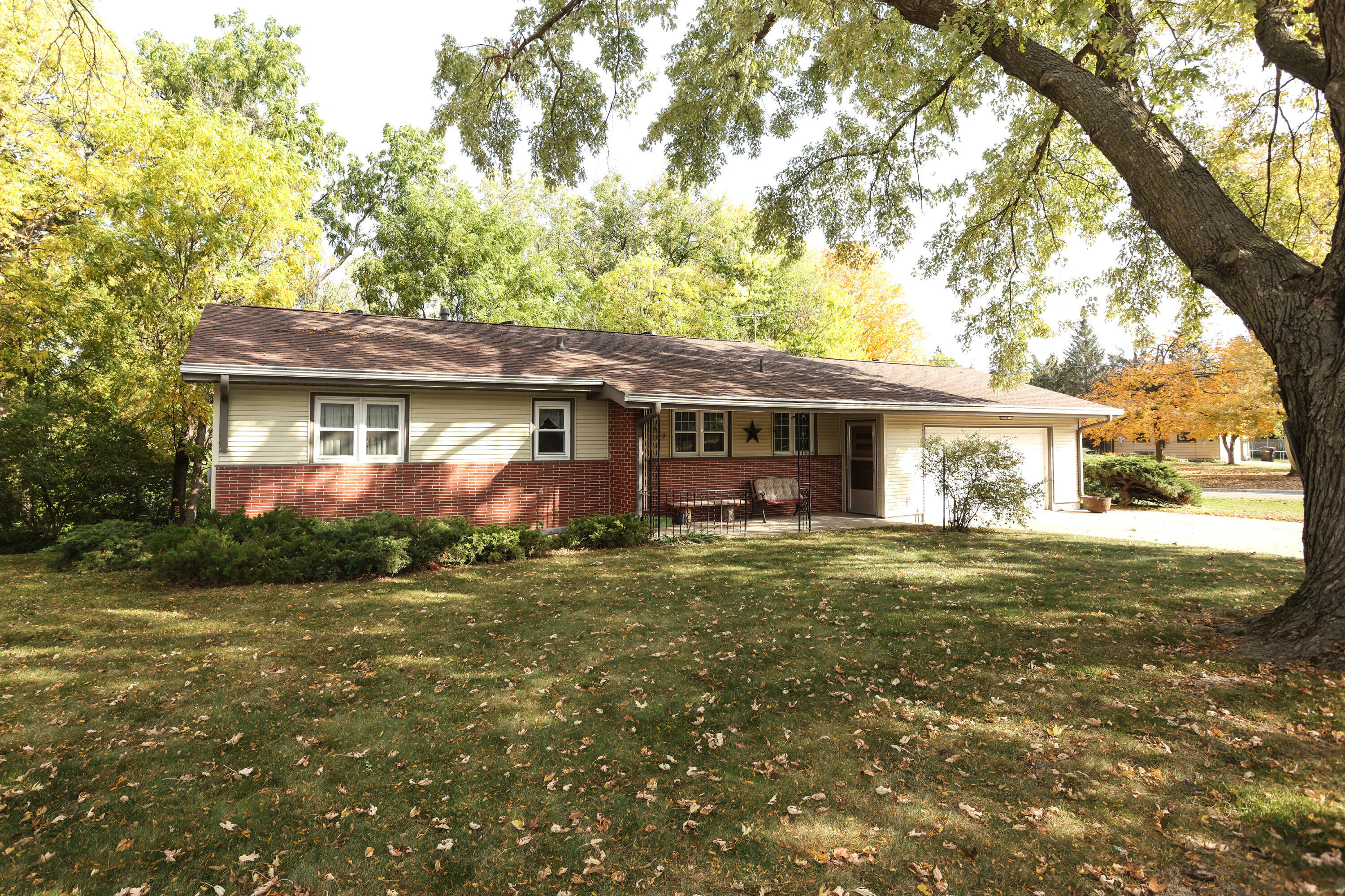 Property Photo:  927 Park Avenue  IA 50036 