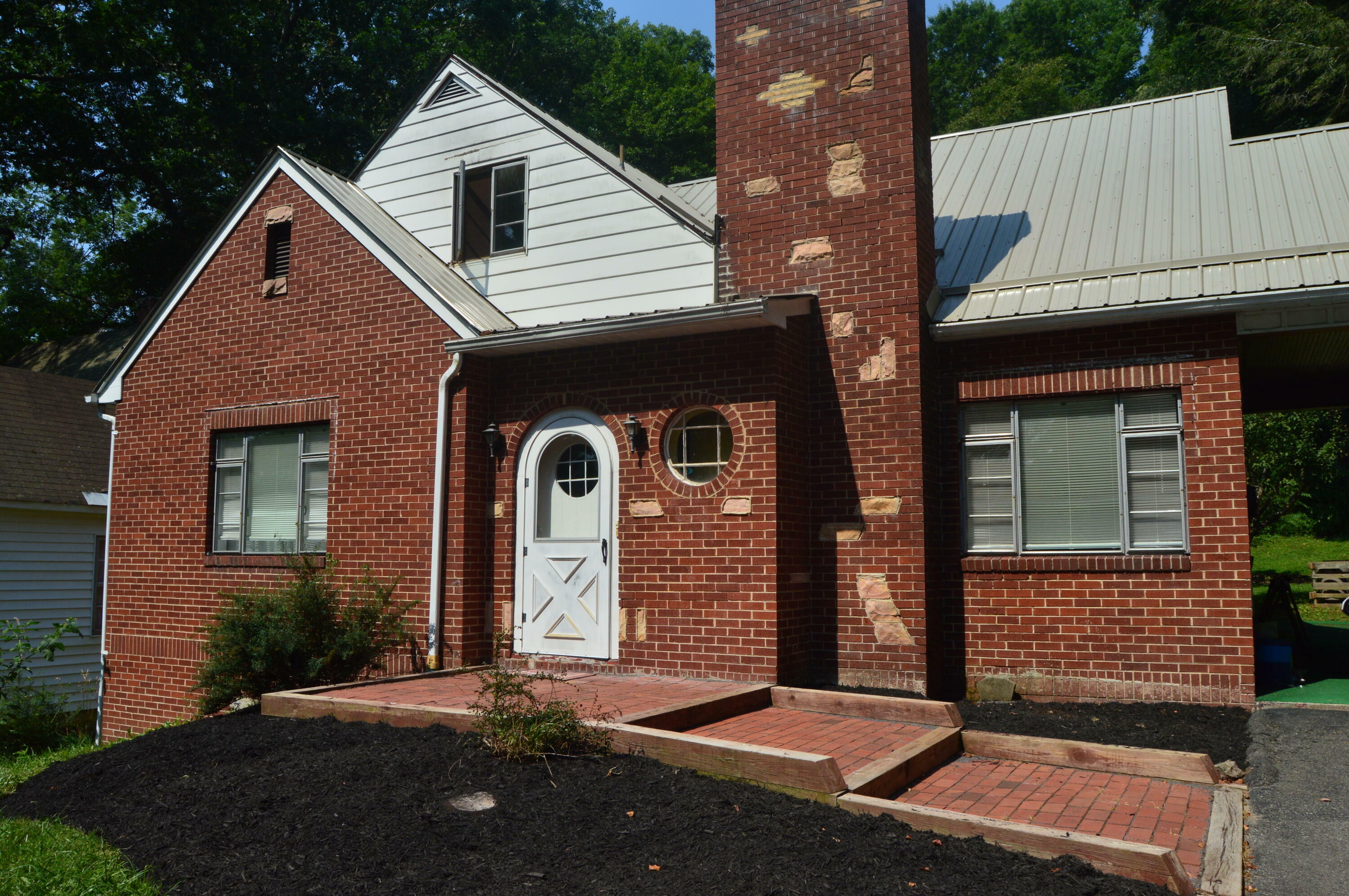 Property Photo:  169 W Oak St  WV 25962 