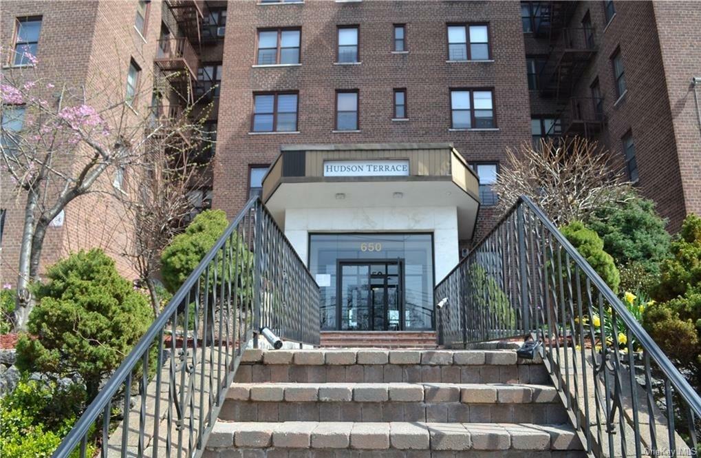 Property Photo:  650 Warburton Avenue 2J  NY 10701 