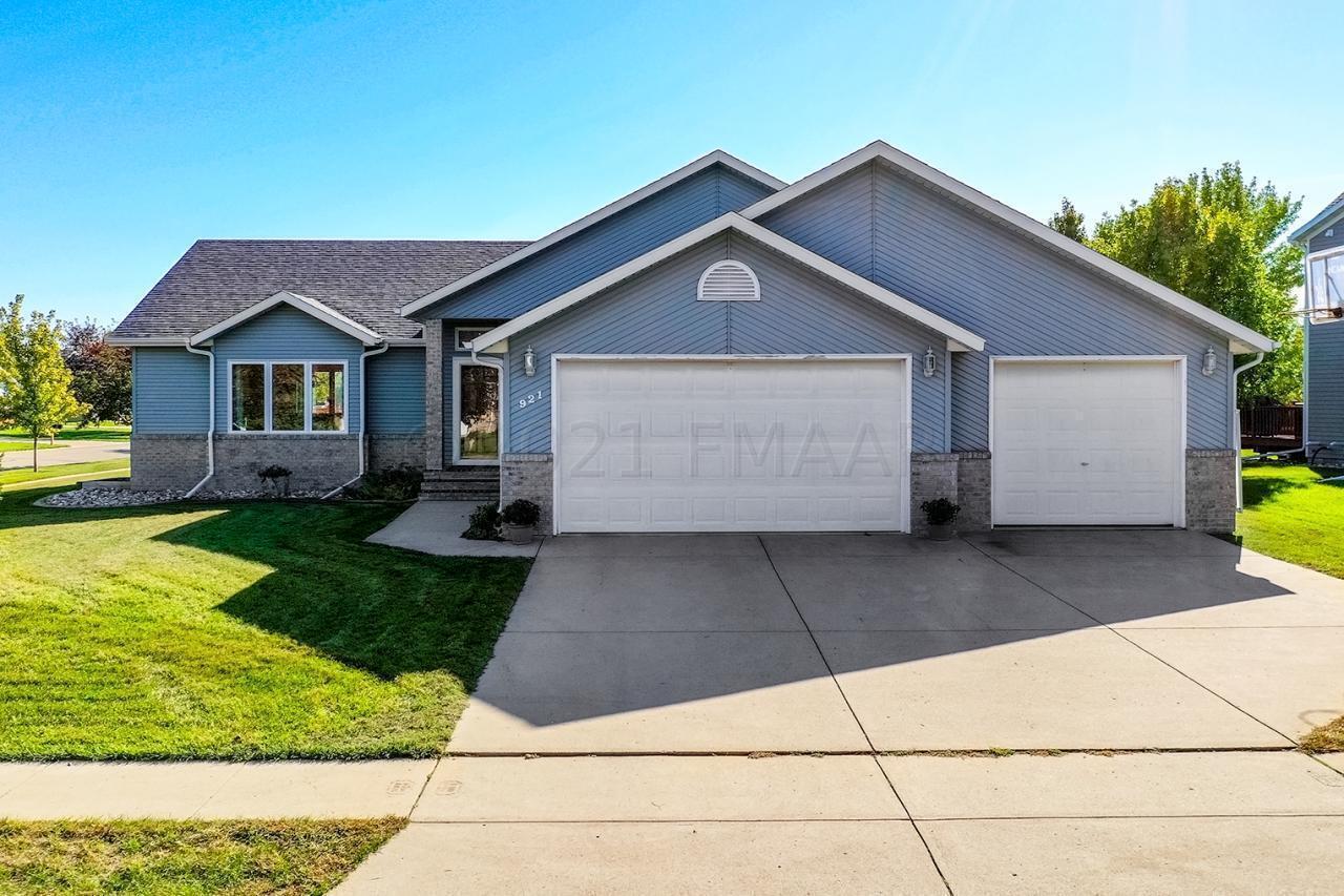 Property Photo:  921 Sommerset Drive  ND 58078 