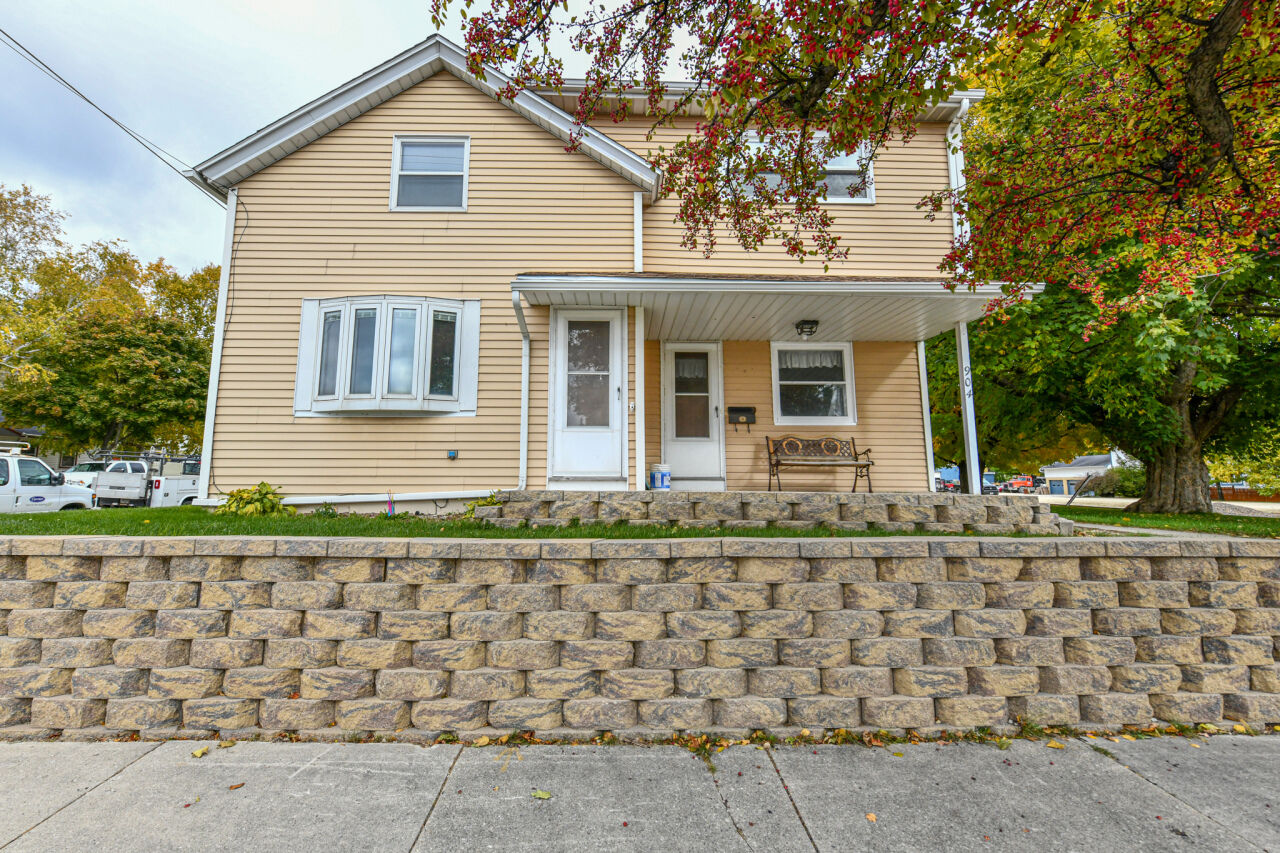 Property Photo: 904 Washington St WI 53024