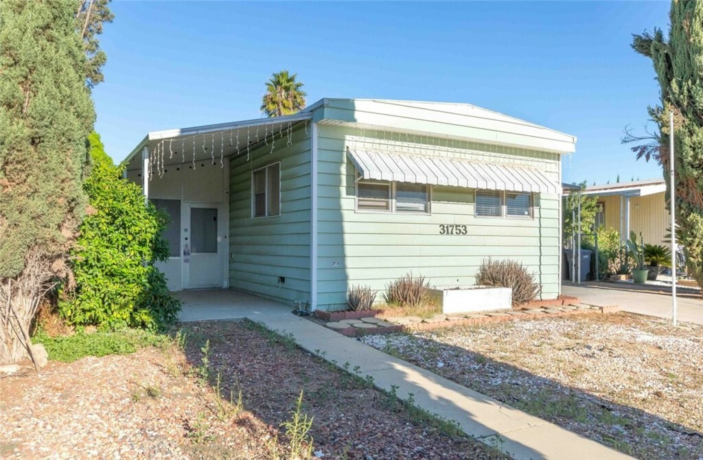 Property Photo:  31753 Via Valdez Street  CA 92530 