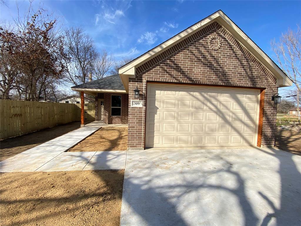 Property Photo:  309 Robbins Street  TX 76031 