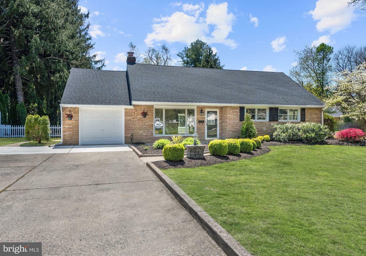 Property Photo: 606 E Camden Avenue NJ 08057