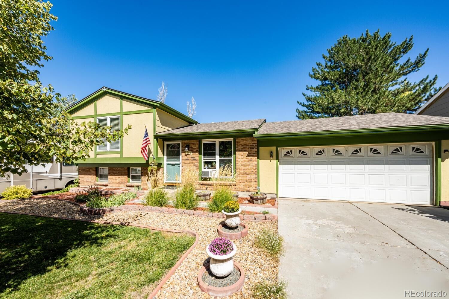 Property Photo: 1850 S Truckee Way CO 80017