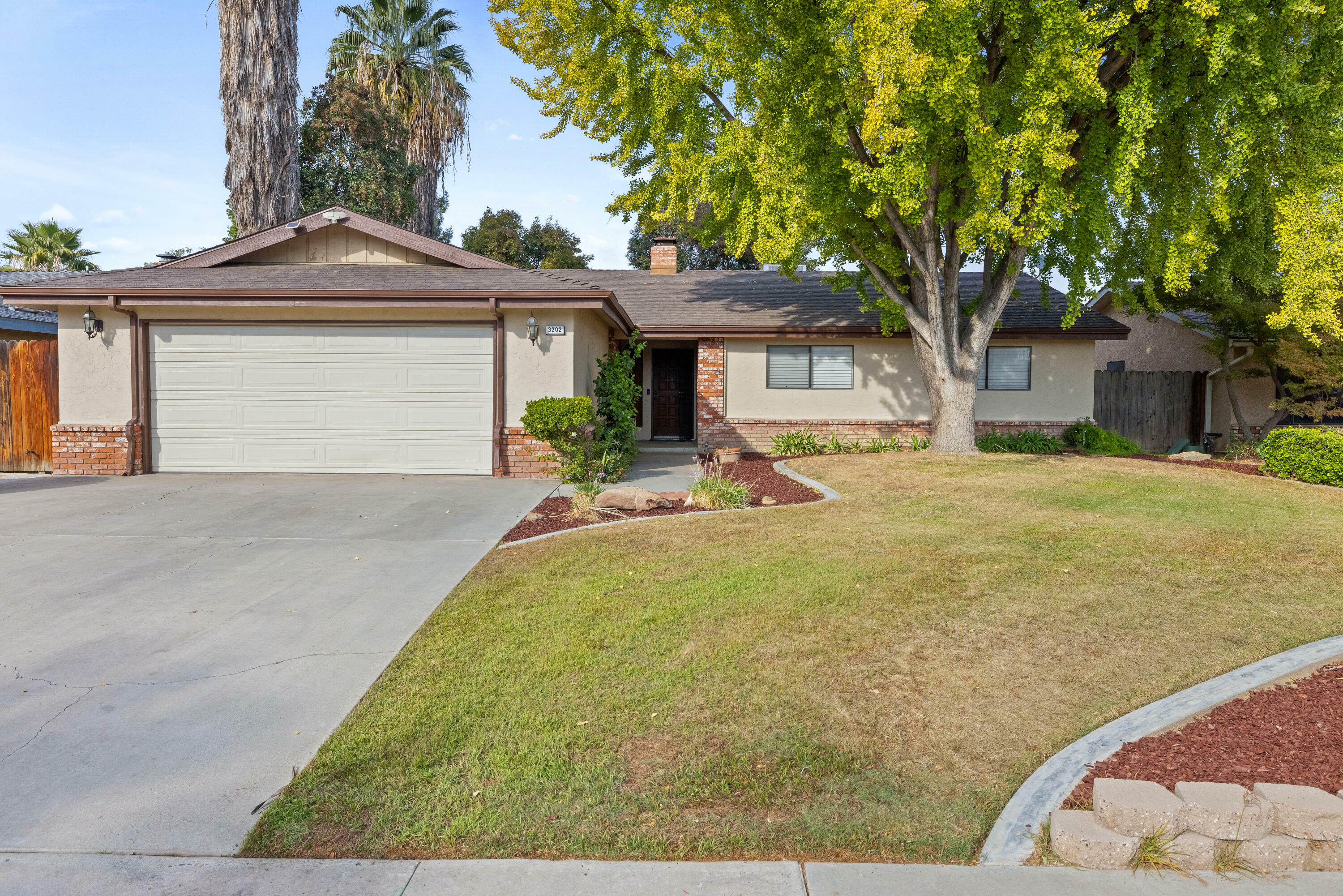 3202 W Sunnyside Court  Visalia CA 93277 photo