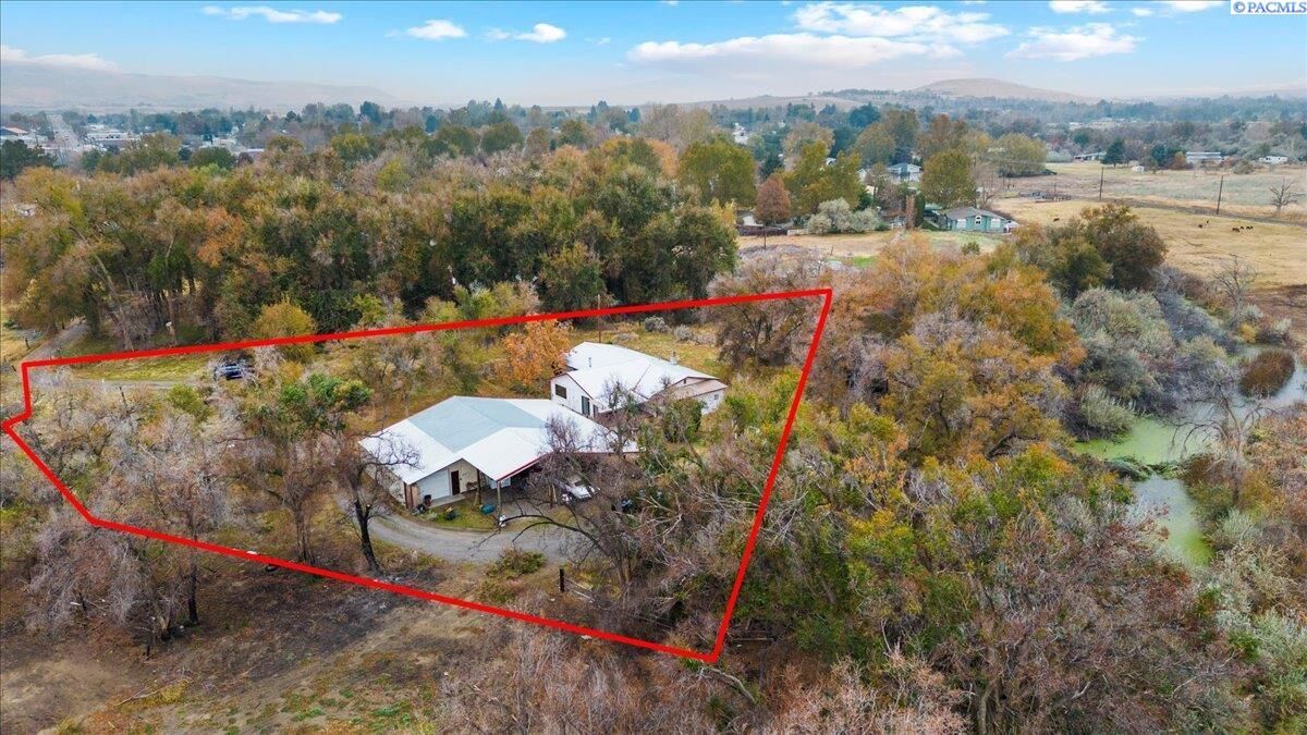 Property Photo: 64620 N Elm St WA 99353