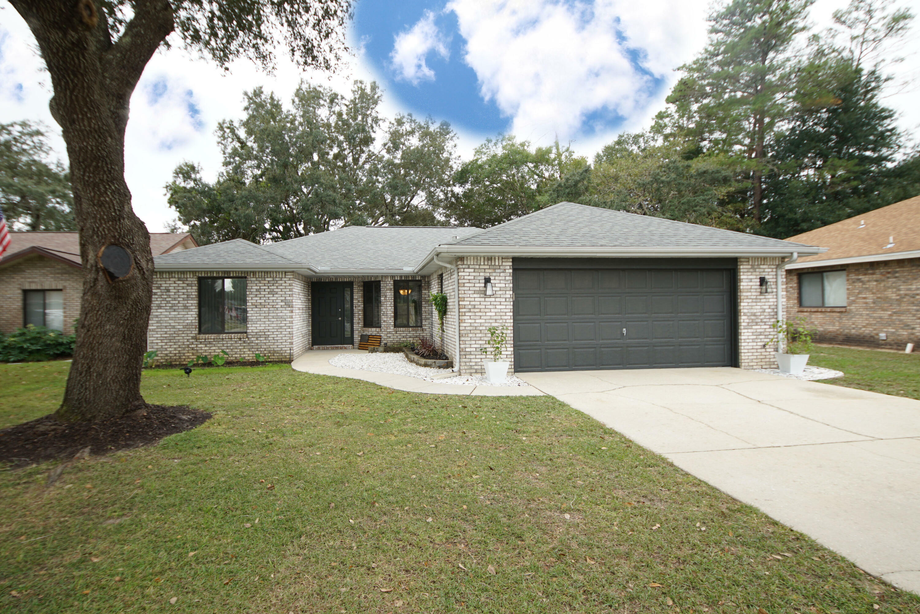 Property Photo: 102 Poplar Place FL 32578