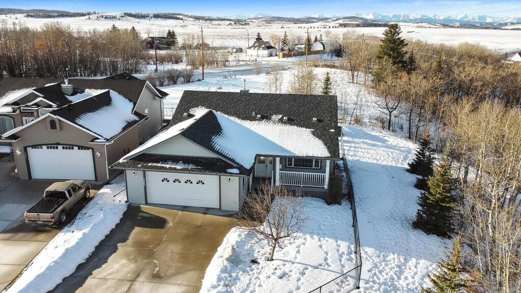 Property Photo: 125 Bailey Ridge Place SE AB T0L 2A0