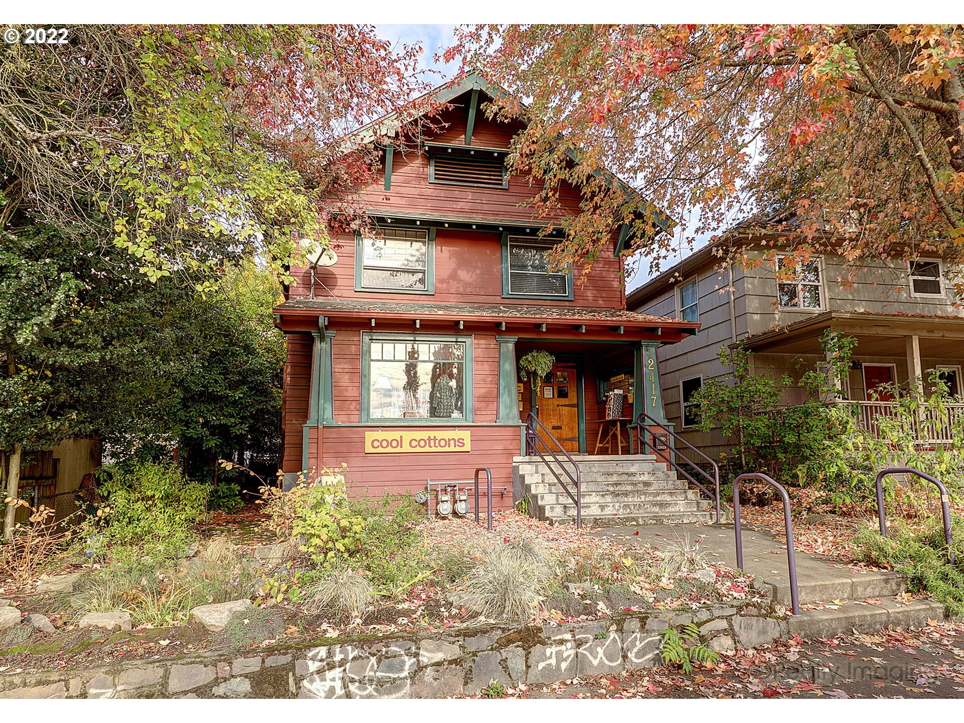 Property Photo: 2417 SE Hawthorne Blvd OR 97214