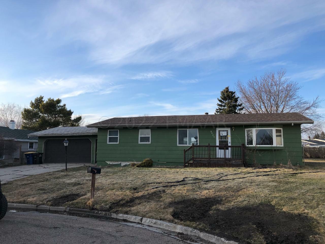 Property Photo:  1425 Skyline Circle  ND 58401 