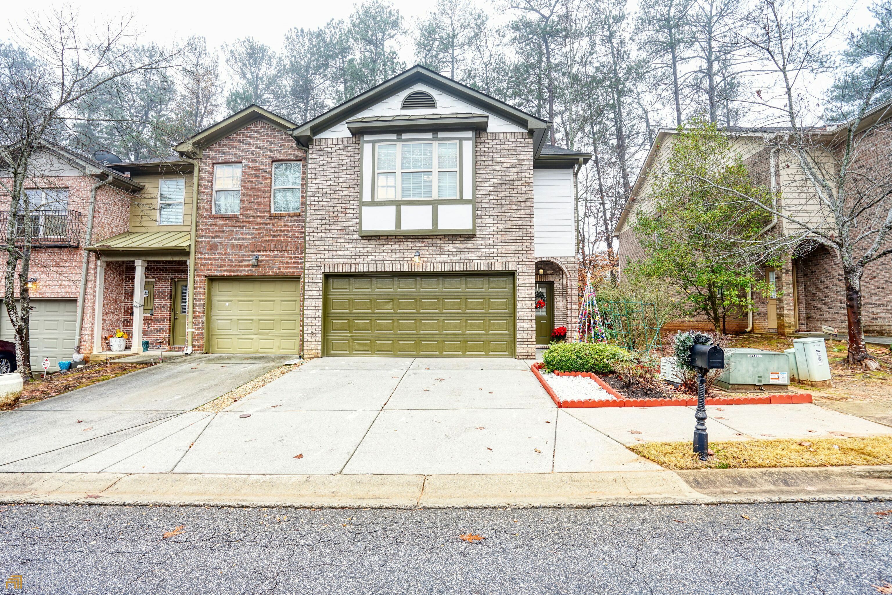 Property Photo: 5726 Singlebriar Court GA 30093