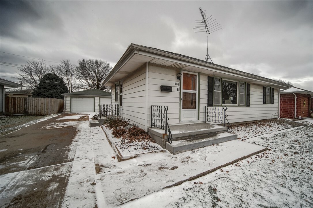 Property Photo:  1406 West Roosevelt Street  IA 50138 