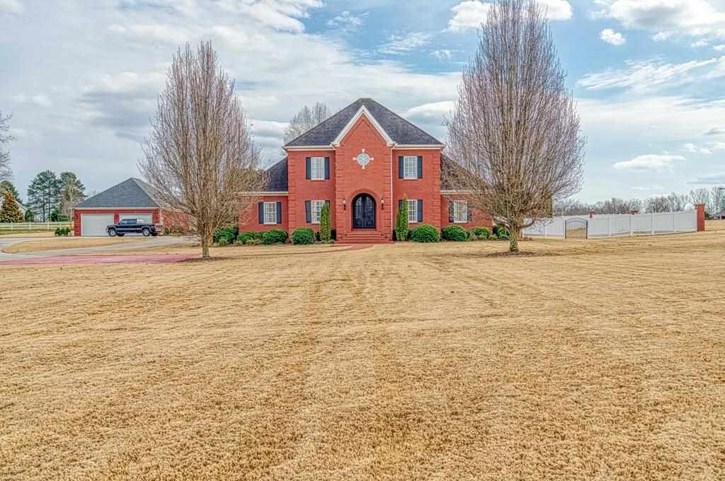 Property Photo:  102 Meadowhill Dr E  AL 35633 