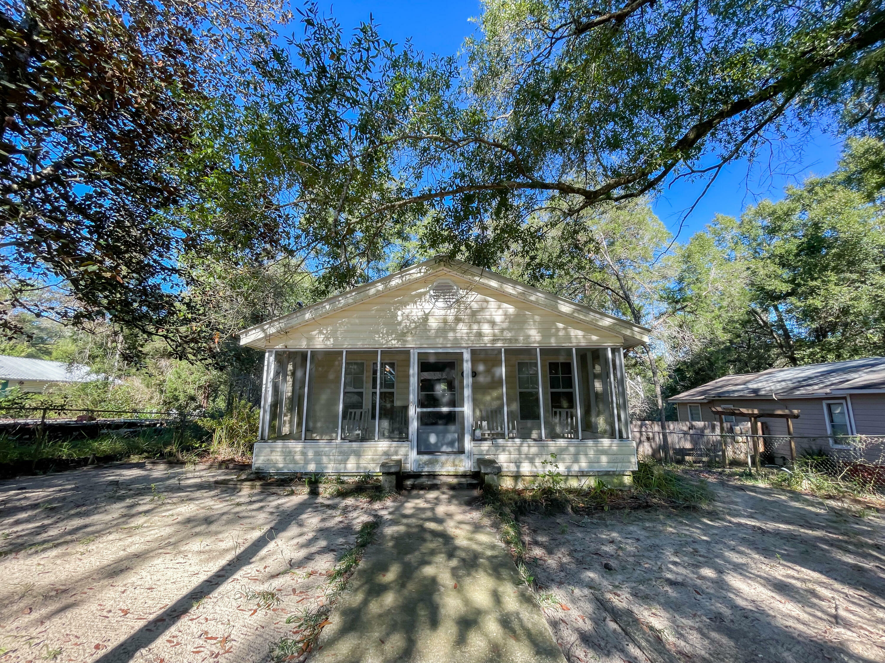 Property Photo:  601 E Sloss Avenue  FL 32433 