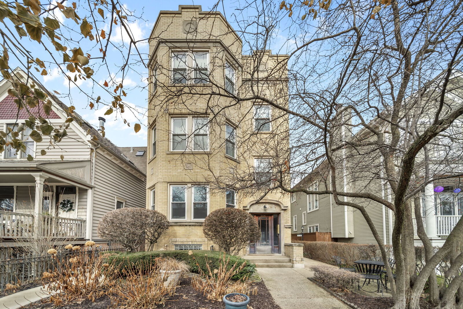 Property Photo: 2176 W Leland Avenue 1F IL 60625