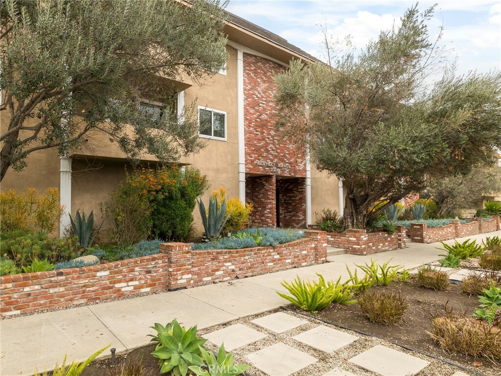 Property Photo:  2320 S Bentley Avenue 105  CA 90064 