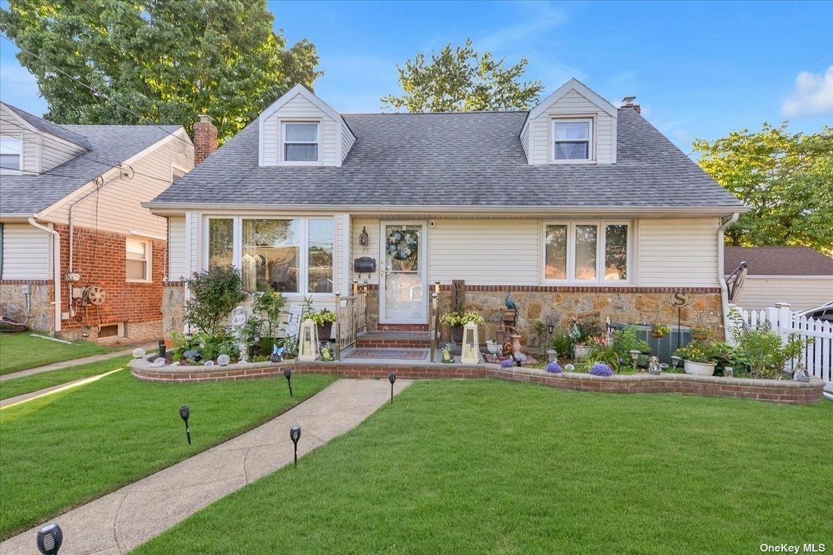 Property Photo:  90 Clearstream Avenue  NY 11580 