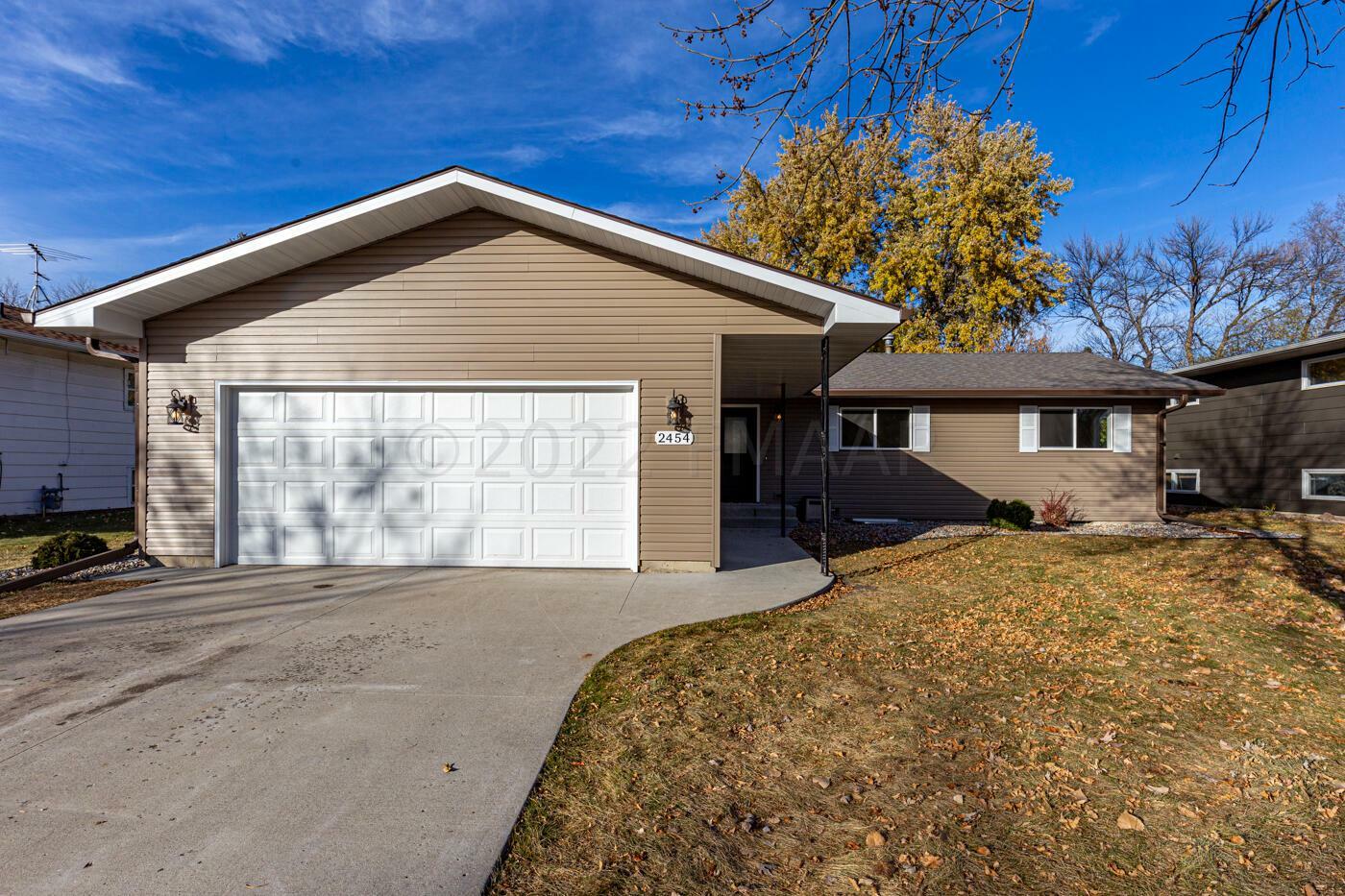 Property Photo:  2454 W Country Club S Drive S  ND 58103 