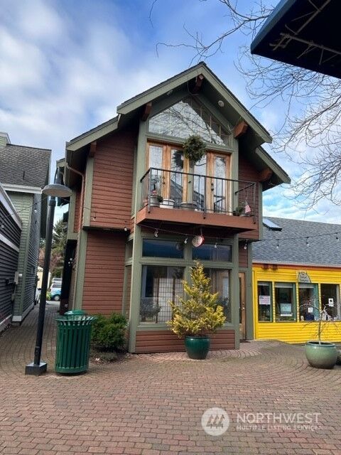 Property Photo:  221 2nd Street 15  WA 98260 