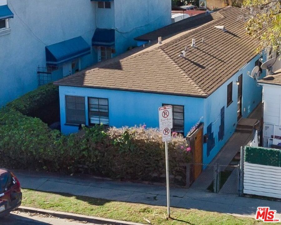 Property Photo:  1702   Abbot Kinney Blvd  CA 90291 