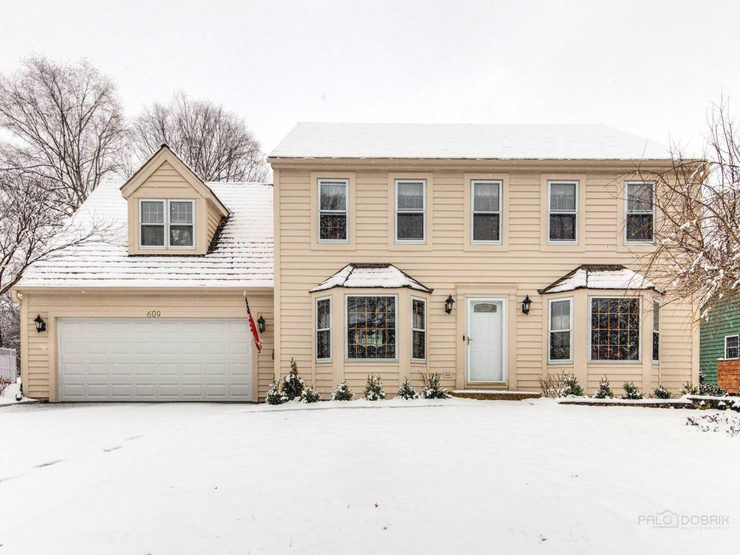 Property Photo: 609 Lexington Square East Drive IL 60031