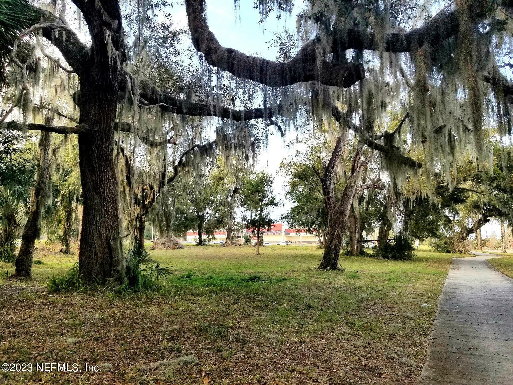 Property Photo: 1101 N Summit Street FL 32112