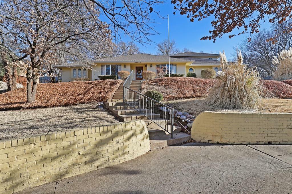 Property Photo: 2405 Drawbridge Drive TX 76012
