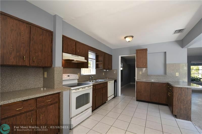 Property Photo:  830 NE 34th St  FL 33334 