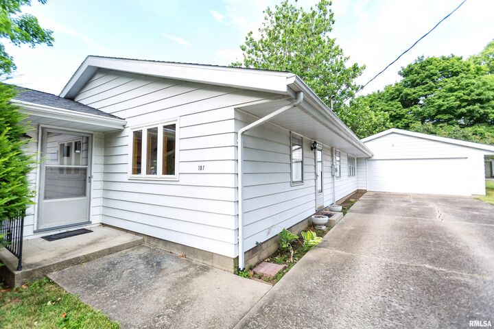 107 S Liberty Street  Eureka IL 61530 photo