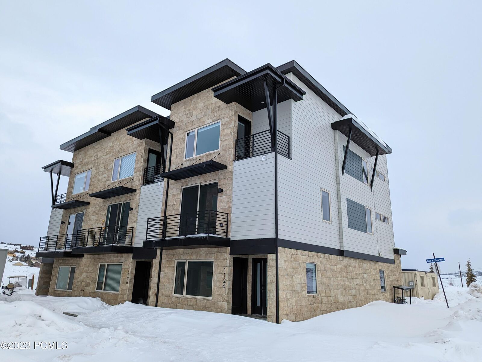 Property Photo: 1124 Gambel Oak Way UT 84098