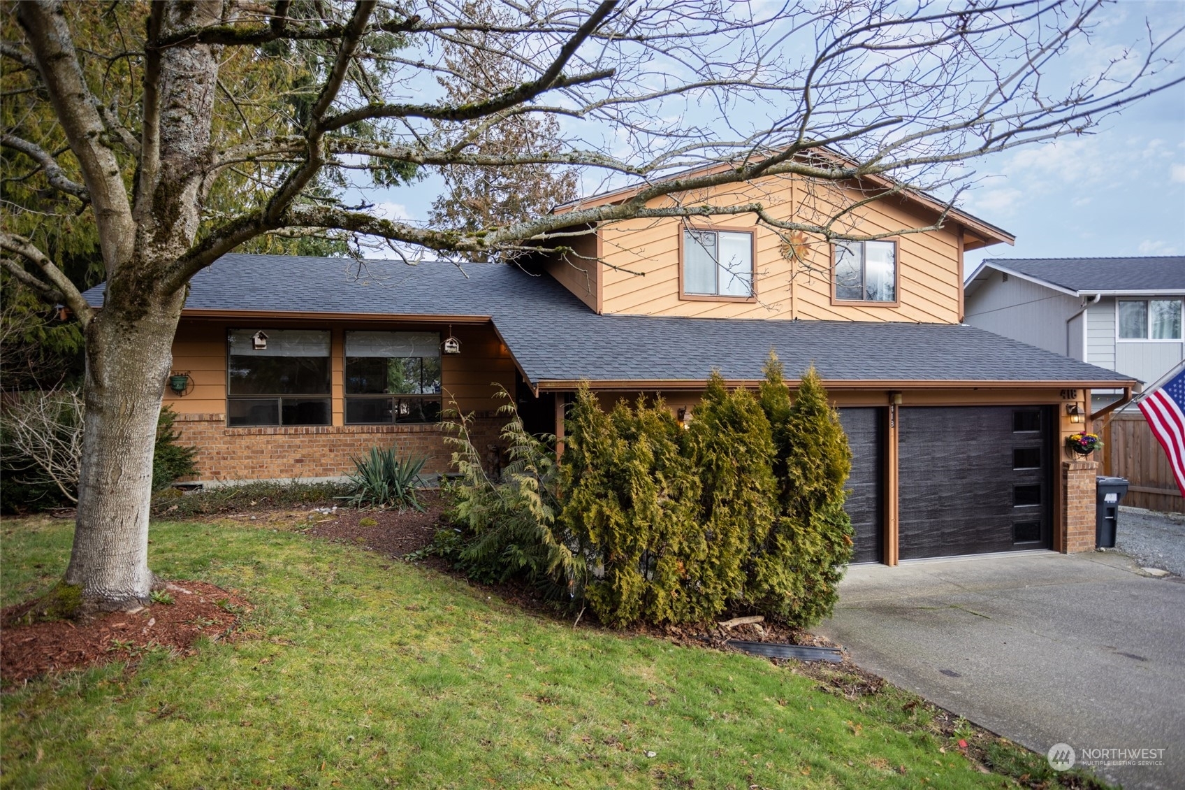 Property Photo:  418 N 18th Place  WA 98273 