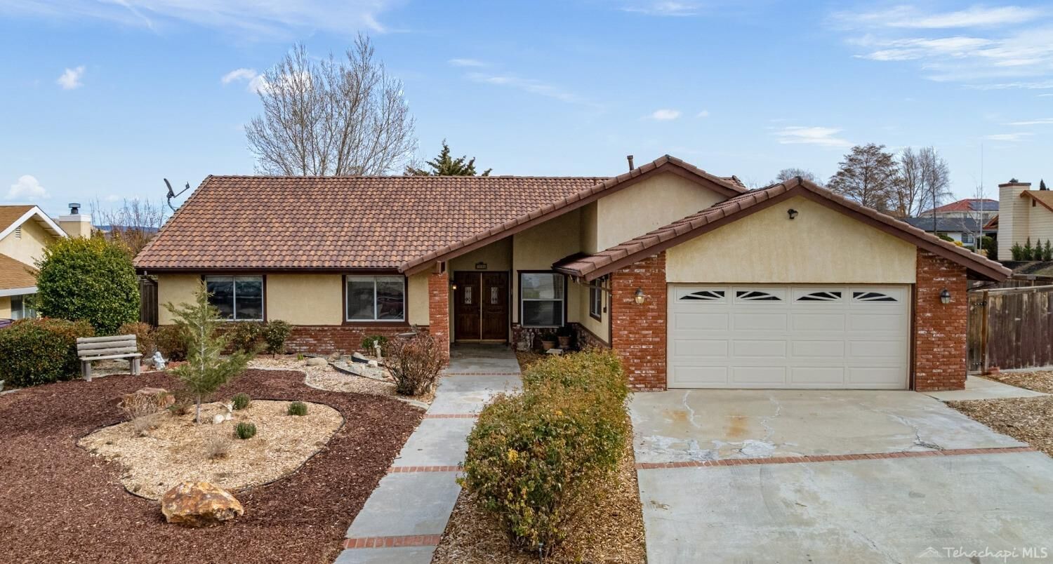 Property Photo: 1086 Hickory Avenue CA 93561