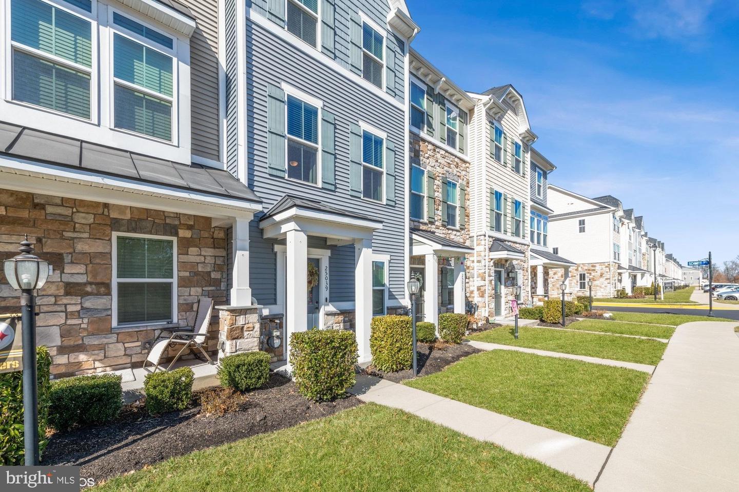 Property Photo: 25039 Coats Square VA 20105