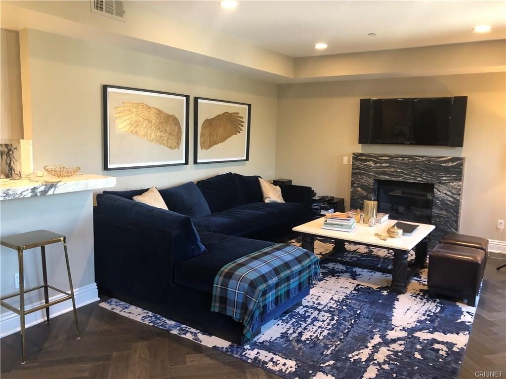 Property Photo: 718 N Croft Avenue 201 CA 90069