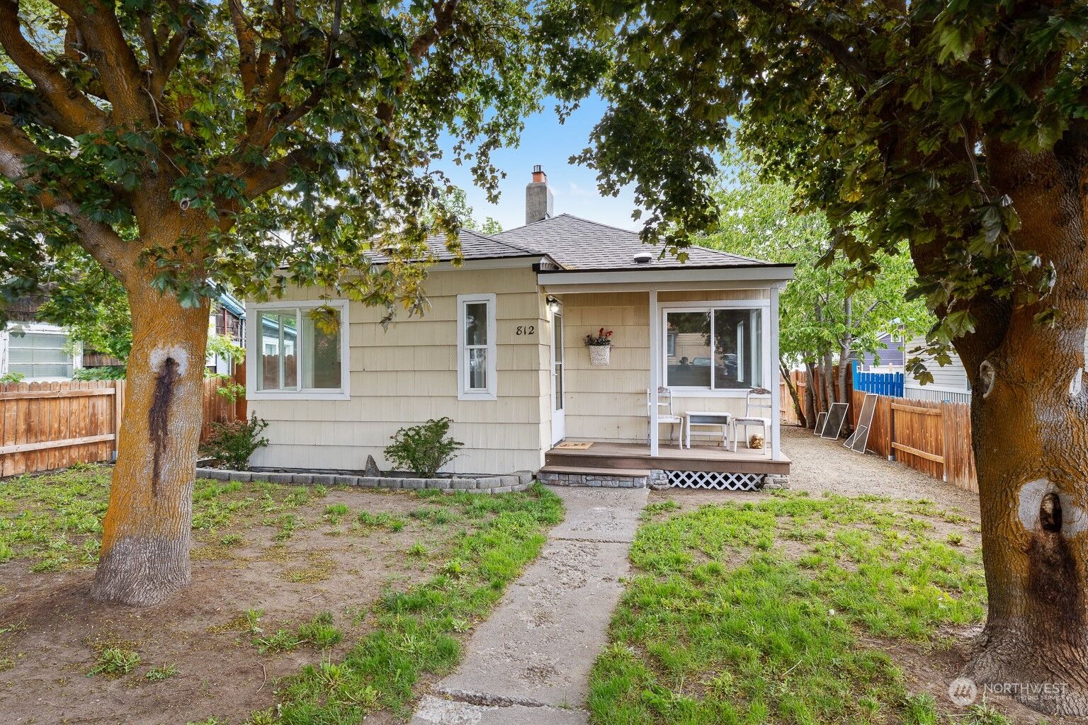 Property Photo:  812 E 8th Avenue  WA 98926 