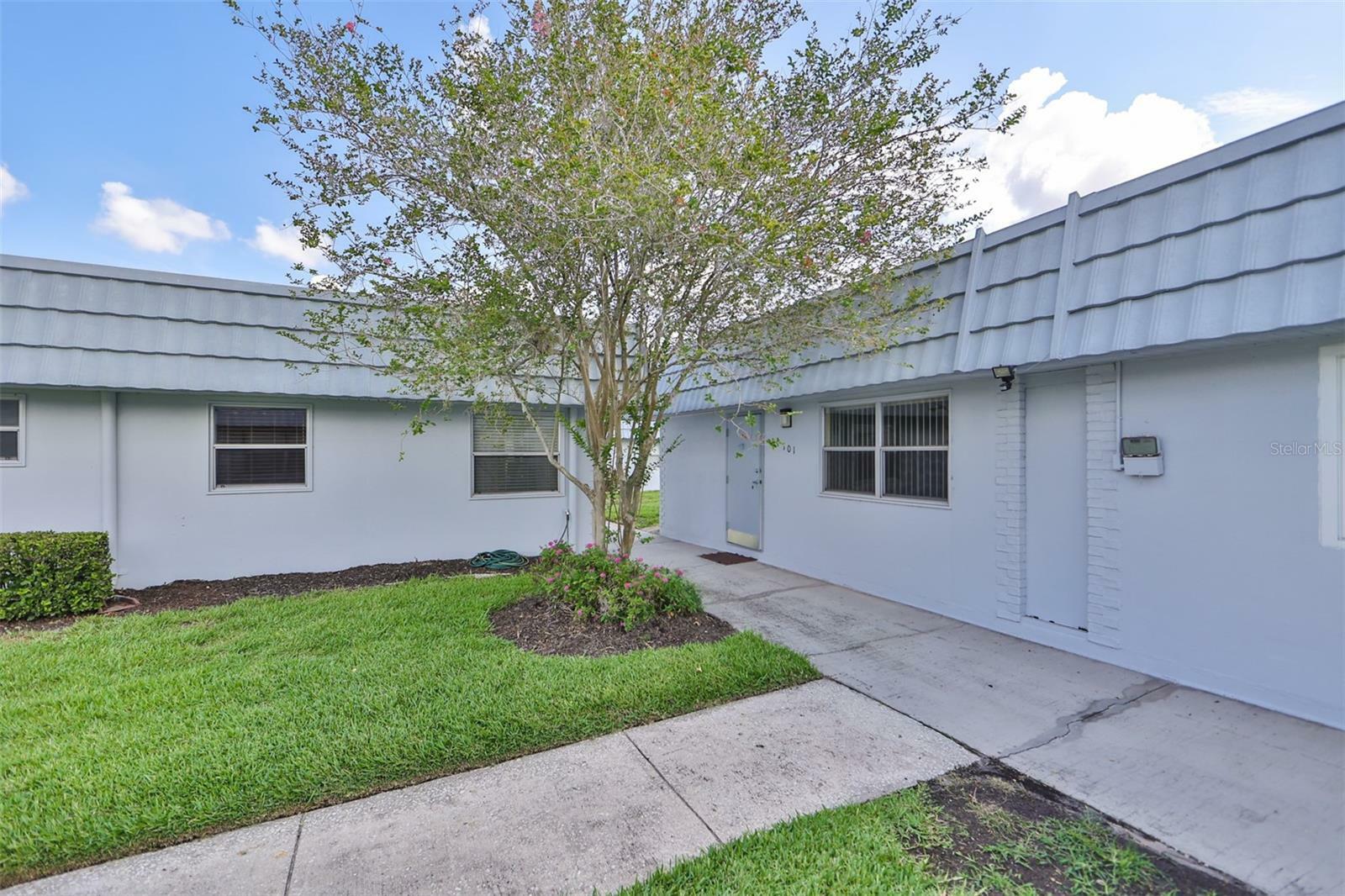 Property Photo:  202 Bedford Trail 101  FL 33573 