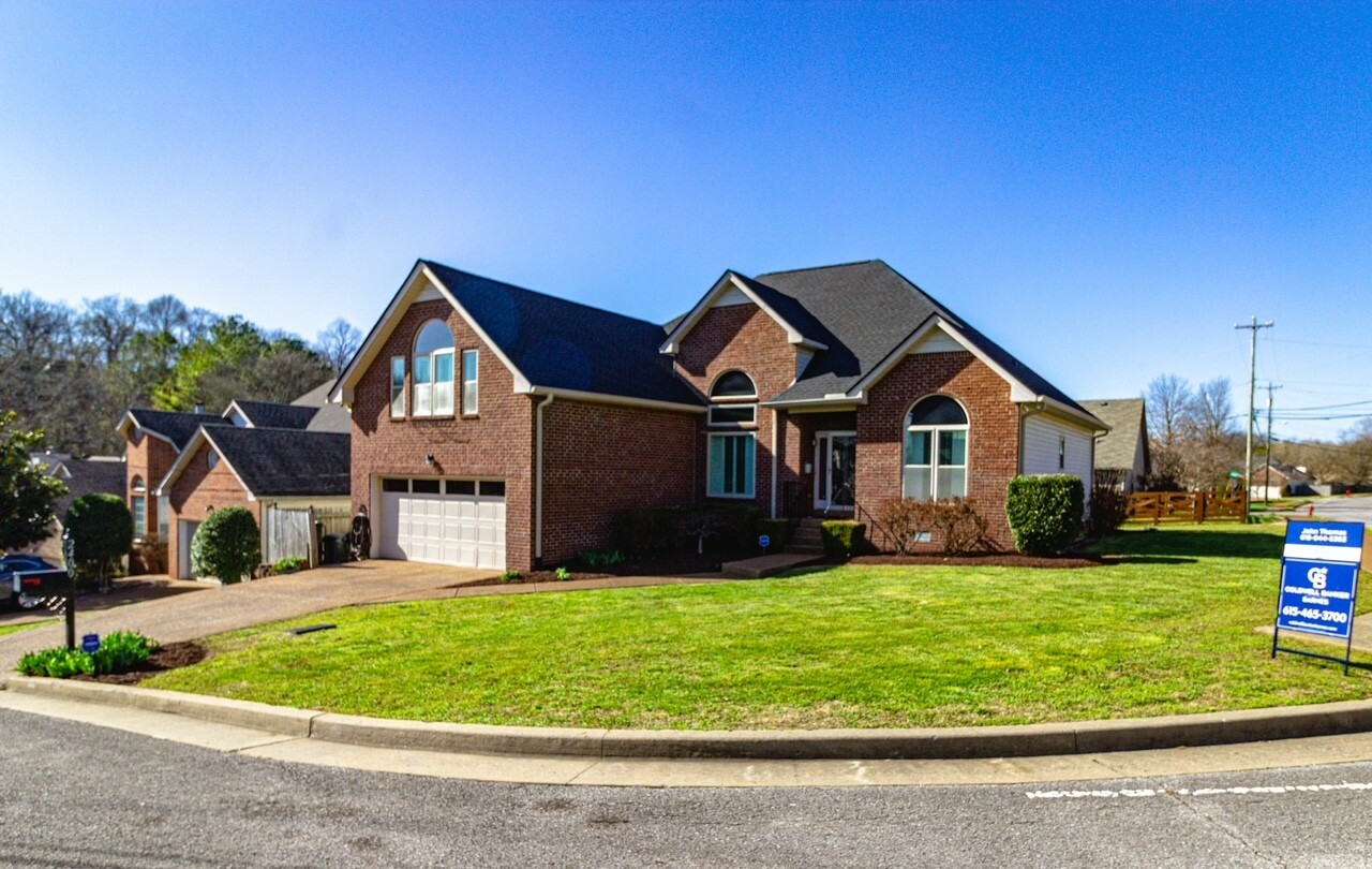 Property Photo:  2400 Rollett Ct  TN 37211 